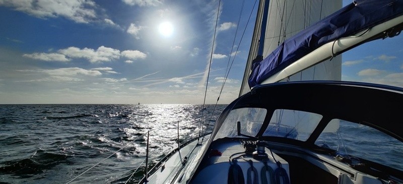 Zeilboot op zee