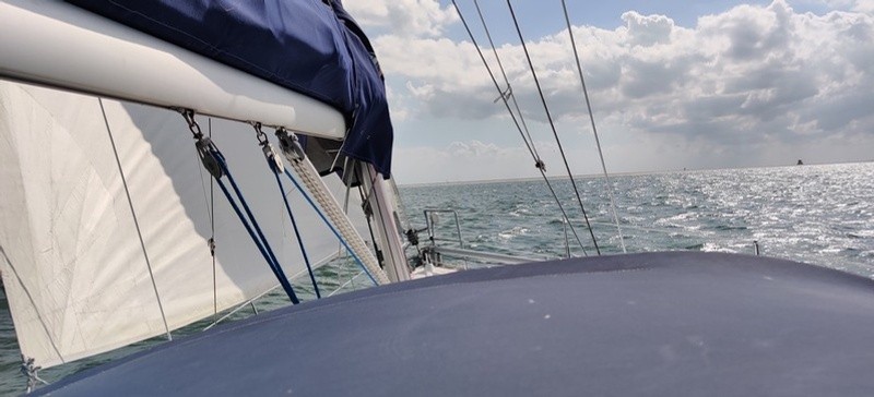 Uitzicht over zee vanaf de kuip van een zeilboot